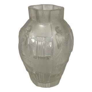 French Finely Crafted Glass Vase by Lalique, 1930s For Sale