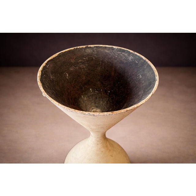 Hour-Glass shaped Planter in Fiber Cement with Iron Base, Willy Guhl, 1960s - Lot 857 For Sale - Image 9 of 11