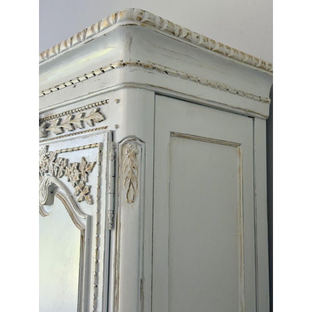 Metal Louis XV–Style Armoire in Antique Cream & Gold Finish. French Elegance Reborn For Sale - Image 7 of 14