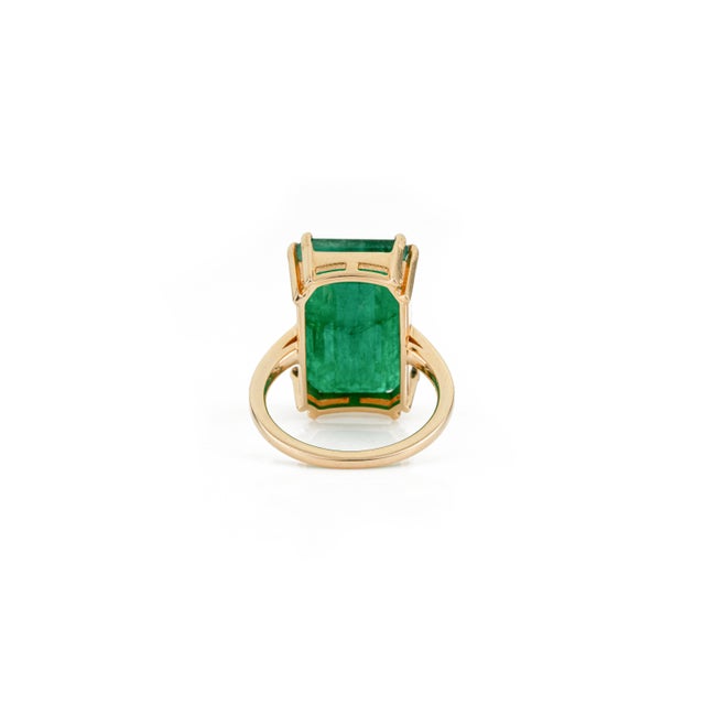 12.59 Ct Emerald Solitaire Contemporary Cocktail Ring Size 8 by VRJewels in 18k Yellow Gold For Sale - Image 9 of 15