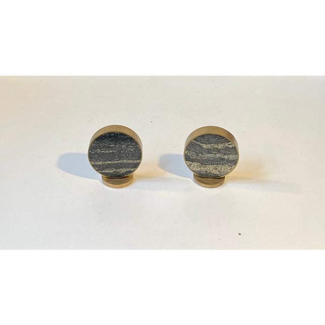 1960s Mid-Century Modern Salt & Pepper Shakers in Natural Stone and Brass from Saulo Norway, 1960s, Set of 2 For Sale - Image 5 of 10