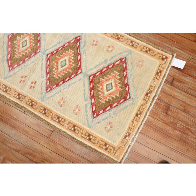 Geometric Scatter Turkish Rug rug no.r5599 For Sale - Image 4 of 5