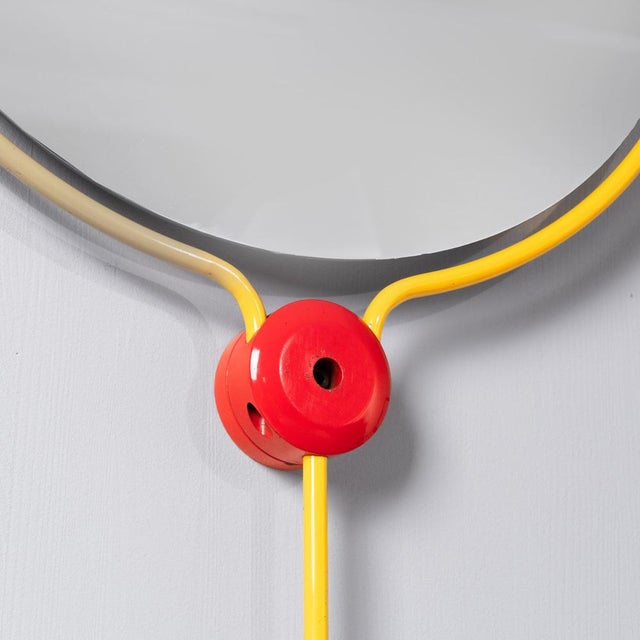 Rotating Mirrors in Red and Yellow Metal, Set of 2, in Good conditions. Designed 1970 to 1979