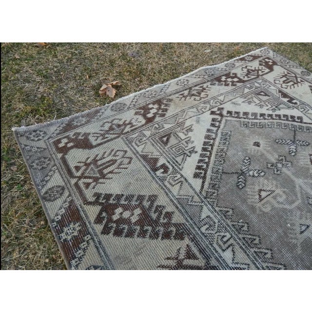 1970s 1970s Vintage Handwoven Low Pile Faded Pale Medium Turkish Ushak Rug - 3'11'' X 6'7'' For Sale - Image 5 of 13