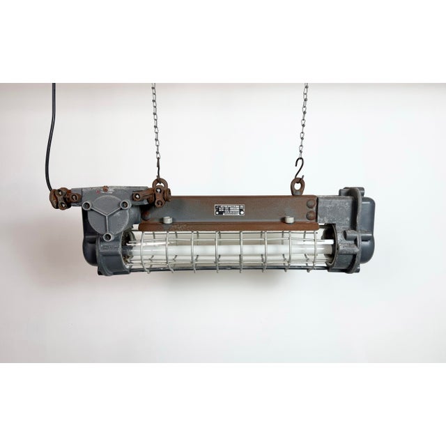 This industrial tube light was made by Elektrosvit in former Czechoslovakia during the 1970s. It is made of an aluminium...