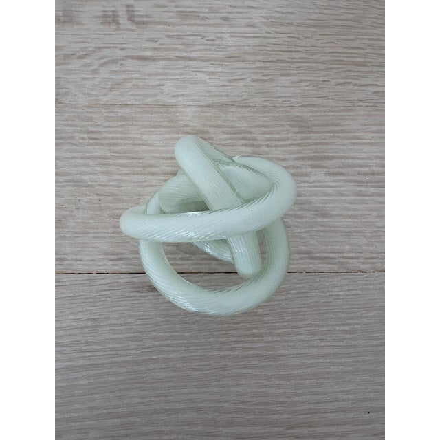 Murano 1970s Fluted White Murano Glass Knot Sculpture Paperweight, Italy For Sale - Image 4 of 5