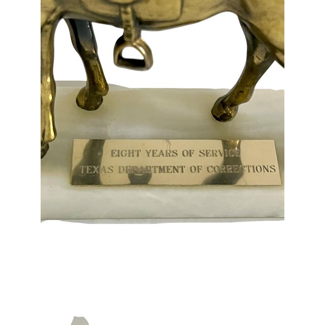 Mid 20th Century Vintage Brass Equestrian Horse Bookends on White Marble Bases – Pair of Western Style Horse Sculptures For Sale - Image 5 of 14