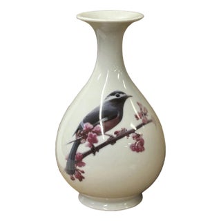 White Crackle Lines Base Color SongBird Graphic Porcelain Art Vase For Sale