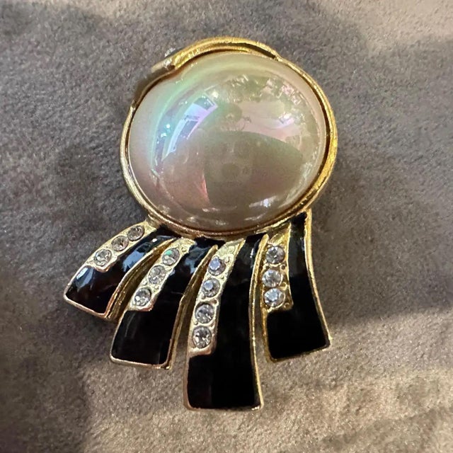 1980s 1980s Vintage Gilted Metal Black Enamel and Faux Pearls Italian Clip on Earrings For Sale - Image 5 of 12