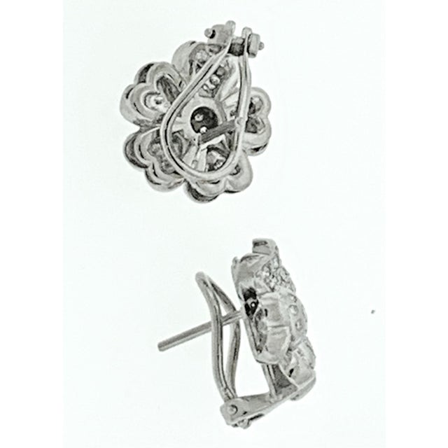 Modern 1.8 Carat Diamond Flower/Cluster Stud Earring 18 Karat White Gold For Sale - Image 3 of 8
