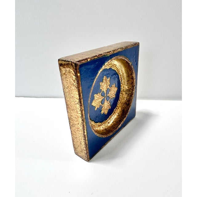 Wood Vintage Italian Blue & Gilt Florentine Giltwood Catchall Dish – Hollywood Regency Desk Tray or Ashtray For Sale - Image 7 of 7