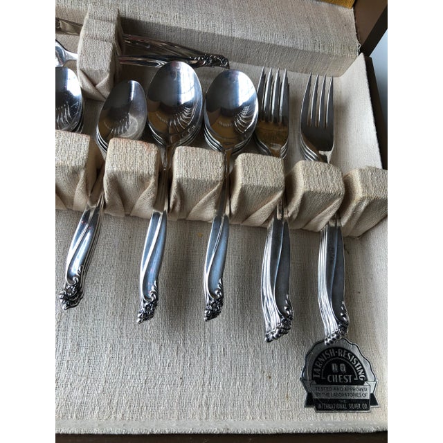 1950s 50's Midcentury Wm Rogers & Bro Exquisite Silver Plate Flatware 50 Pcs Set With Box For Sale - Image 5 of 13