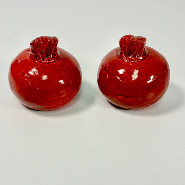 1970s 1976 Vintage Boho Chic Trompe L’Oeil Red Beet Salt & Pepper Shakers - A Pair. For Sale - Image 5 of 10