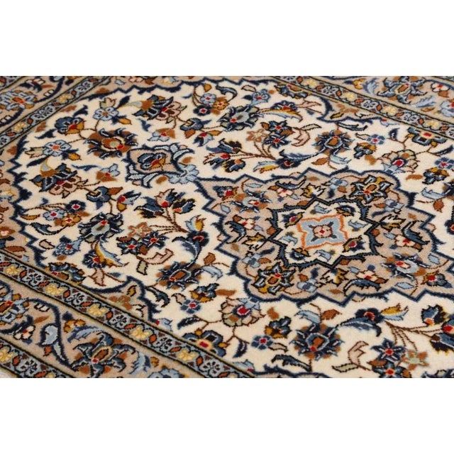 Textile Kashan Rug in Hand-Knotted Wool For Sale - Image 7 of 11