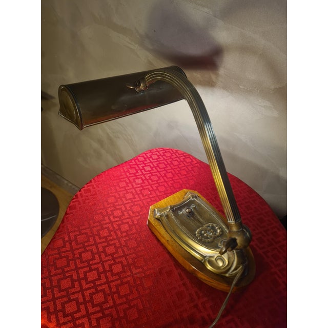 Metal Art Deco Adjustable Notary Desk Lamp in Brass and Varnished Wooden Base, 1920 For Sale - Image 7 of 8