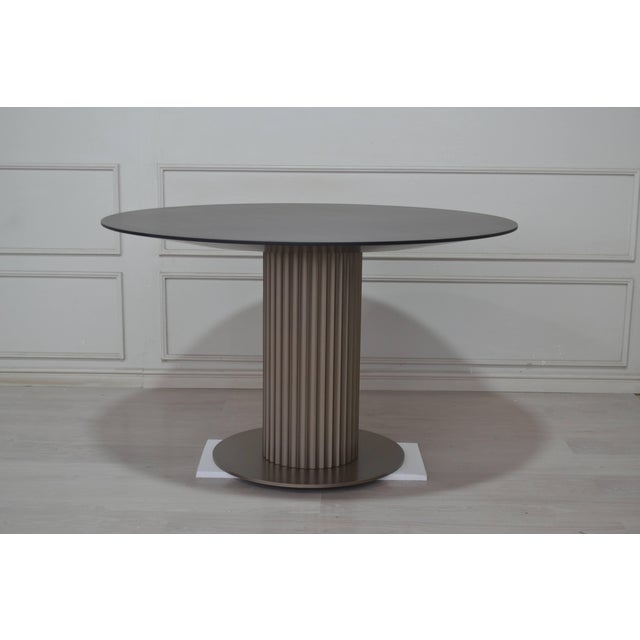 Round table Leg in turned linden, column effect with painted metal base, round top with a choice of veneered wood, 20 mm...