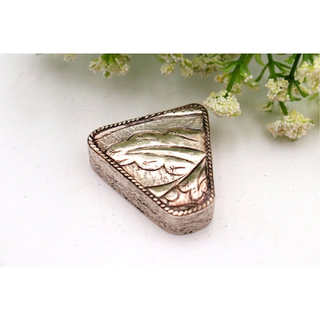 Silver Pill Box with Triangular Reliefs, in Good conditions. Designed 1920 to 1949