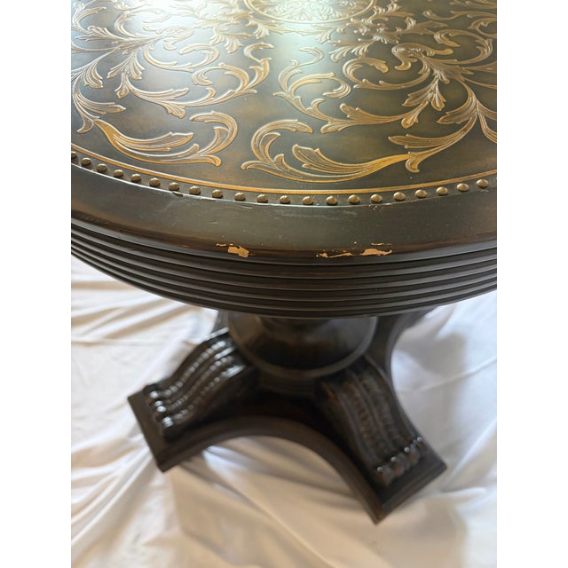 Late 20th Century Hollywood Regency Neoclassical Pedestal Accent Table With Gilt Marquetry & Glass Top For Sale - Image 10 of 11