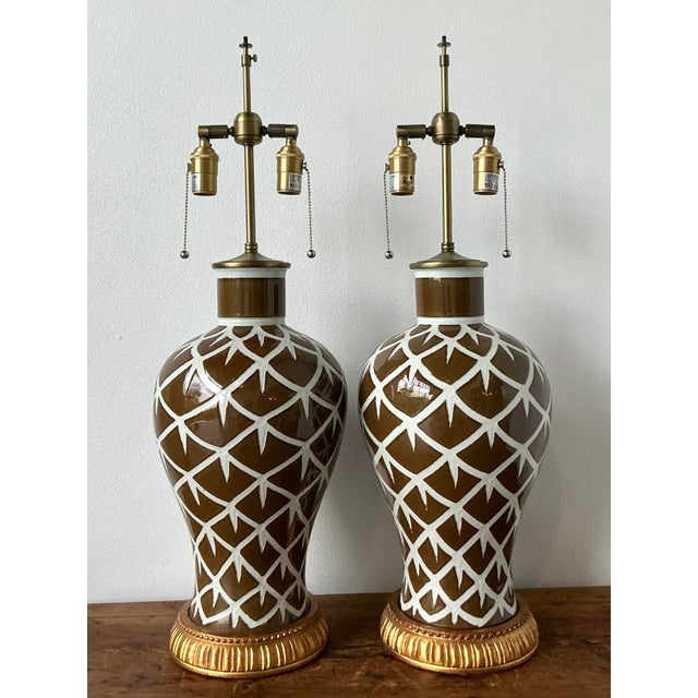 Bunny Williams Home Vintage Regency Bunny Williams “Chicken Feathers” Glazed Ceramic Lamps - A Pair For Sale - Image 4 of 11