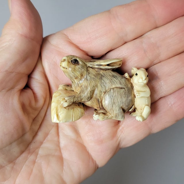Japanese Carved Bone Rabbit Netsuke With Mother and Baby, Signed For Sale In Raleigh - Image 6 of 8