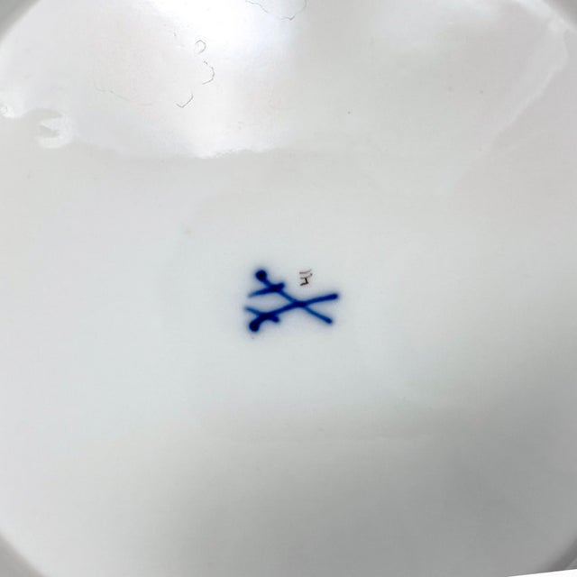 Meissen Porcelain Plates with Streublumen Decoration, Germany, 1880s, Set of 3 For Sale - Image 12 of 18