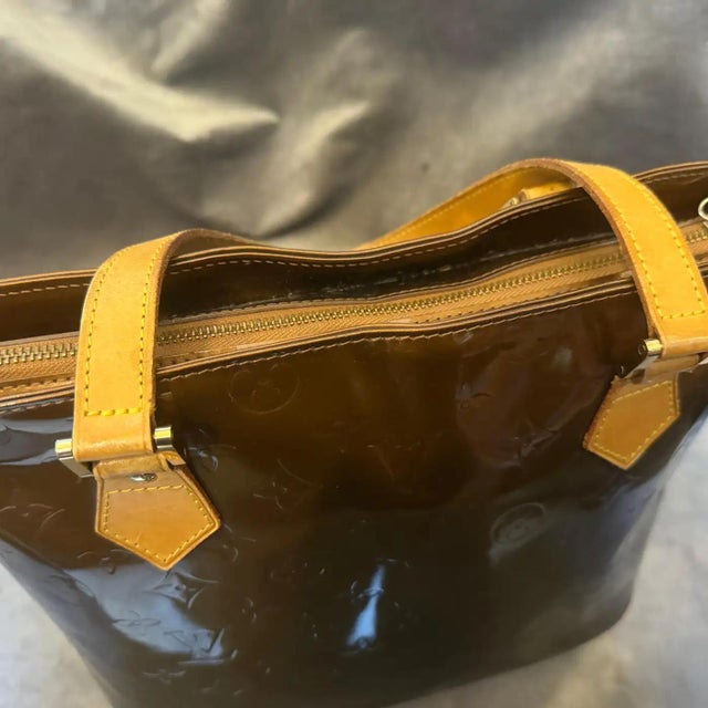 2000 - 2009 A 2000 Louis Vuitton Brown Patent Leather and Vachetta Houston Shoulder Bag For Sale - Image 5 of 18
