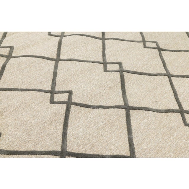 Charcoal 8x10 Geometric Trellis Hand-Tufted Wool Rug – Neutral Beige & Charcoal For Sale - Image 8 of 10