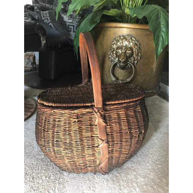 American Vintage Early 20th Century Rustic Old American Wicker and Willow Fishing Creel For Sale - Image 3 of 12
