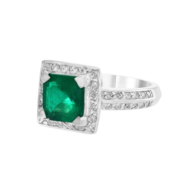 Modern 2.8 Carat Emerald Cut Colombian Emerald and Diamond Ring Estate For Sale - Image 3 of 8