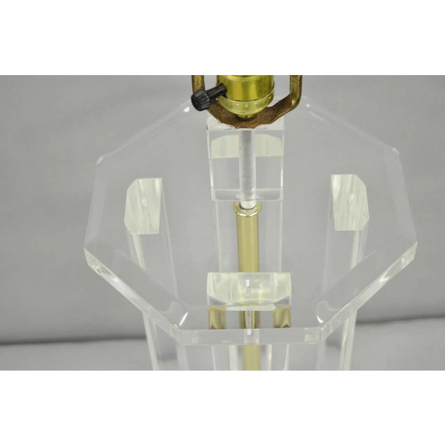 Vintage Mid Century Modern Clear Lucite & Brass Sculptural Modernist Table Lamp For Sale - Image 11 of 12
