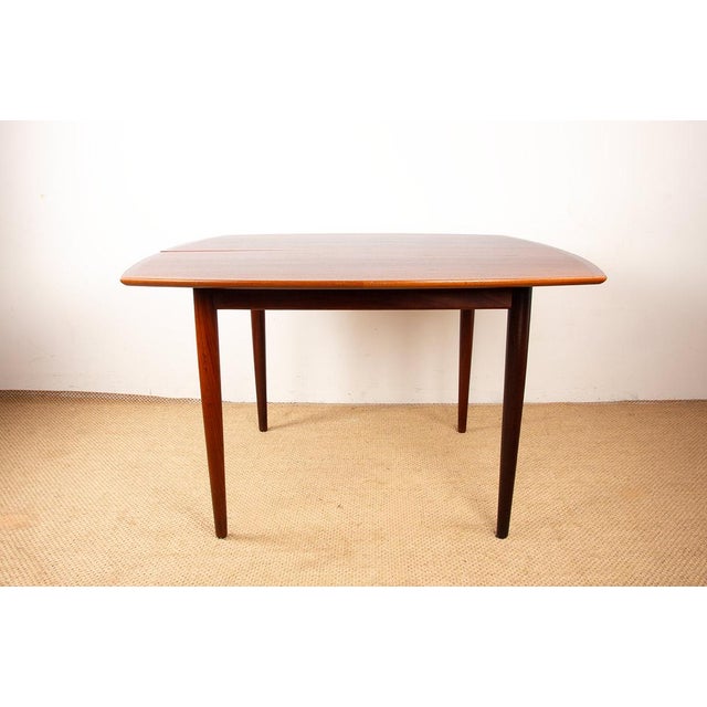 Very good condition, fully revarnished. Length: 120, 167, 214 and 261 cm without or with the extensions This piece has an...