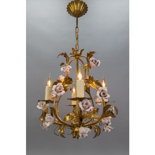 Hollywood Regency Style Gilt Metal and Pink Porcelain Roses Chandelier, Italy, 1970s For Sale - Image 12 of 18