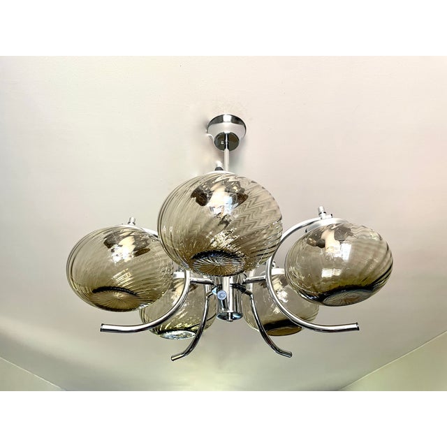 Large chrome chandelier from the 1970s Italian design, Murano glass 5 lights, twisted smoked glass globes (20 cm diameter...
