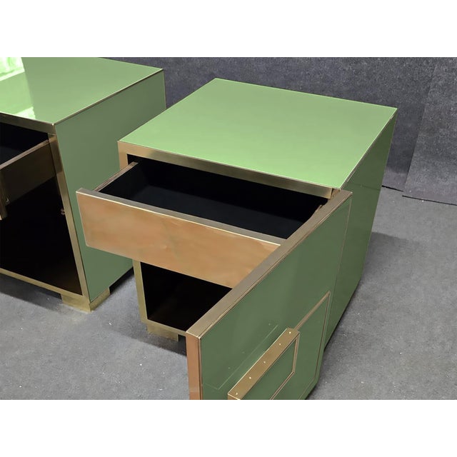 Italian Nightstands in Glossy Green Glass with Brass Trim from Justfurnituress SRL, Set of 2 For Sale - Image 6 of 8