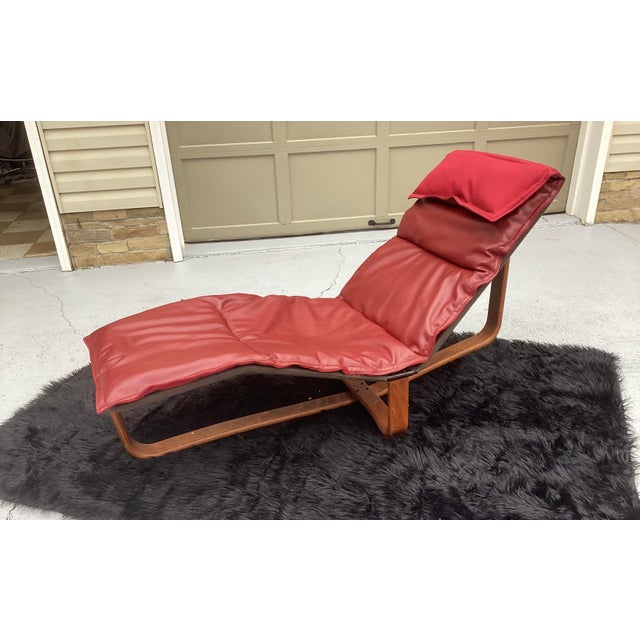 Rare, mid century chaise lounge This is Ingmar Relling for Westnofa, made in Norway. It is bentwood with a single,...