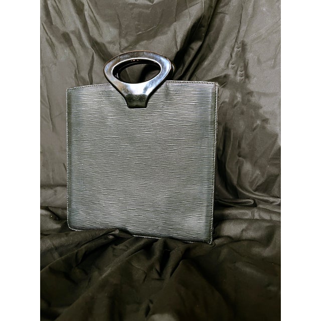 Louis Vuitton Vintage 1980s Louis Vuitton Black Epi Ombre Clutch With Resin Handles For Sale - Image 4 of 13