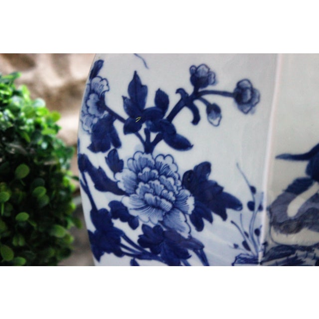 Ceramic 1960s Blue and White Ginger Jar with Foo Dog Floral Flowers Large Tall Chinoiserie For Sale - Image 7 of 13