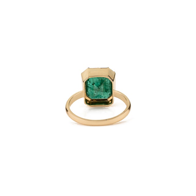 Green 1930s Inspired Traditional 4 Carat Emerald Pinion Bezel Ring Size 5 in 18k Yellow Gold For Sale - Image 8 of 16
