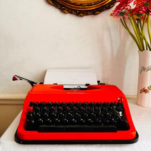 Vintage Portable Underwood 35 Typewriter For Sale - Image 11 of 11