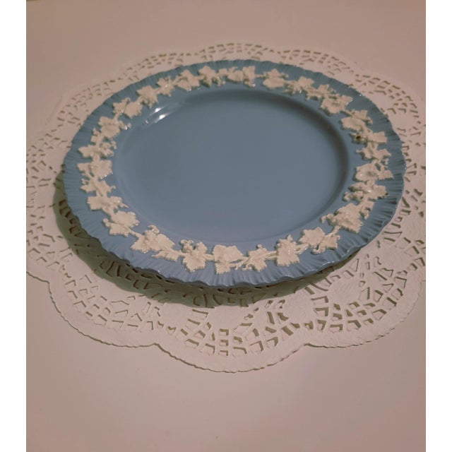Shabby Chic 1950s Wedgwood Etruria Cream on Blue Embossed Queensware 8" Salad Plate Barlaston, Lavendar on Cream Shell Ribbed Edge Pattern For Sale - Image 3 of 7