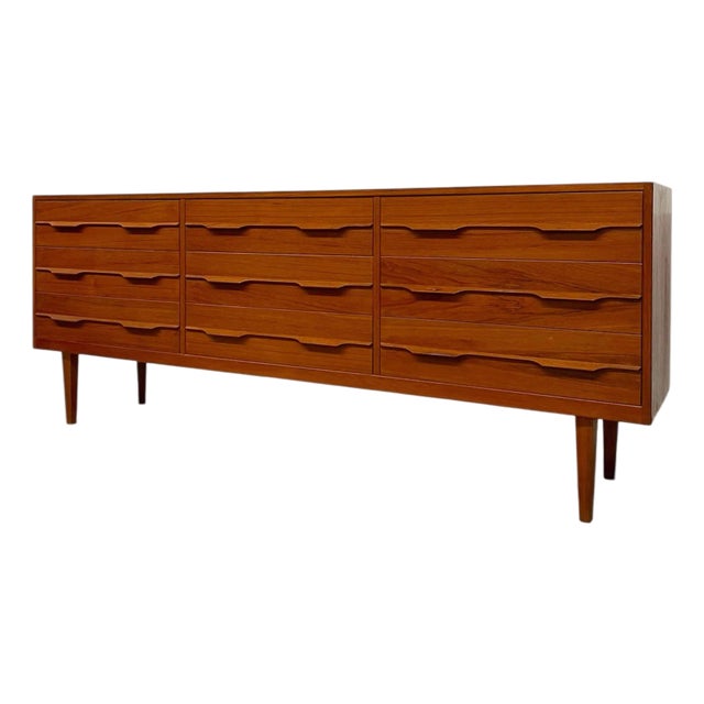 Vintage Mid Century Modern 9 Drawer Long Dresser With Sculpted Drawer Pulls. For Sale