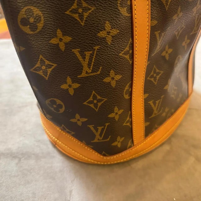 A 2000 Louis Vuitton Monogram Coated Canvas and Leather Bucket Gm Tote Bag 10 For Sale - Image 16 of 18