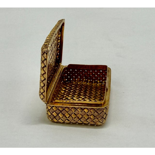 French Circa 1950 Van Cleef & Arpels 18k Basketweave Pill Box For Sale In Providence - Image 6 of 14