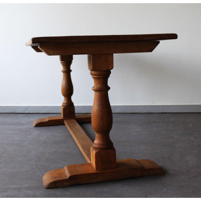 A robust and timeless solid oak dining table, ideal for creating a warm and authentic atmosphere. It rests on turned...