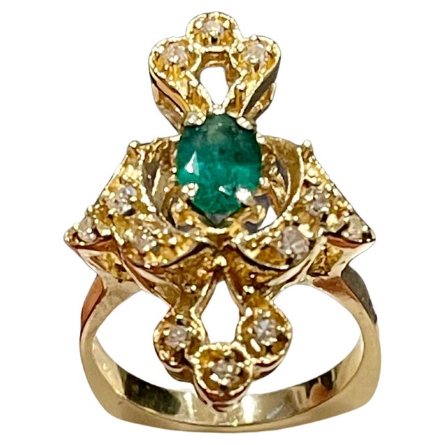 Contemporary Natural Emerald, Oval Stone and Diamond Ring 14 Karat Yellow Gold For Sale - Image 3 of 18