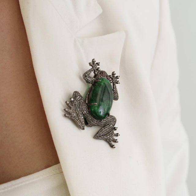 Vintage Style Hollywood Regency 13 Carat Emerald Ruby & Diamond Frog Brooch Pendant For Sale - Image 10 of 14