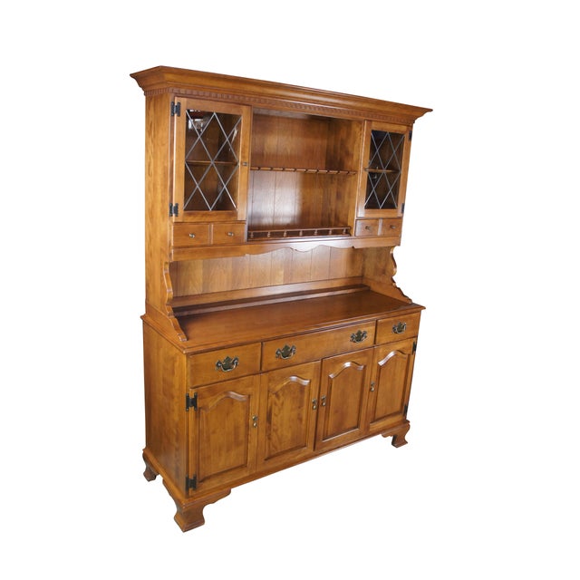 American Late 20th Century Ethan Allen Heirloom Colonial Early American Nutmeg Maple Drybar Cabinet Hutch For Sale - Image 3 of 13