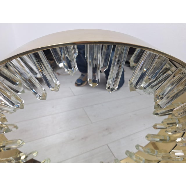 Metal Round Mirror in Brass-Plated Iron with Diamond-Cut Glass Stalactites and Magnet For Sale - Image 7 of 18