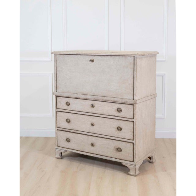 Gustavian (Swedish) An antique Swedish bureau in antique white. For Sale - Image 3 of 10