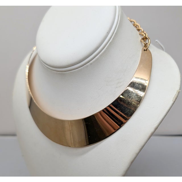 Mid-Century Modern Vintage 1971 Signed Crown Trifari Goldtone Collar Necklace For Sale - Image 3 of 7